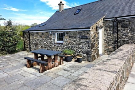 TIR EIRONWY, pet friendly, with a garden in Nefyn