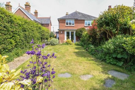 AVALON, family friendly, with a garden in Freshwater