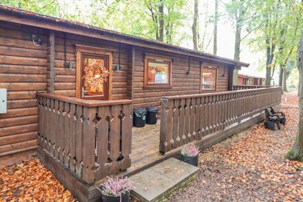 LEAFY HOLLOW LODGE, pet friendly, country holiday cottage in Louth