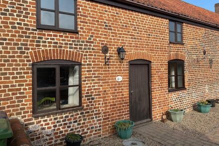 Two Brickground Large Victorian Cottage With Beautiful Garden