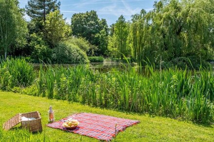 Charming cottage in beautiful private countryside with a boating lake - The Calf Pens