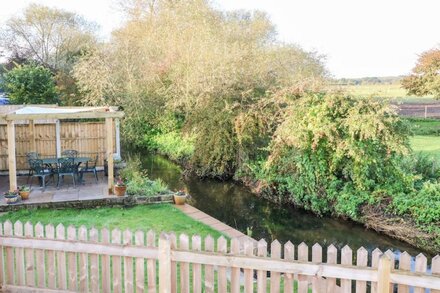 MILL COTTAGE, family friendly, with open fire in Edwinstowe