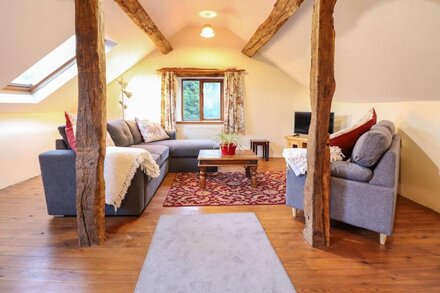 YR HEN FELIN, pet friendly, character holiday cottage in Llanfyllin