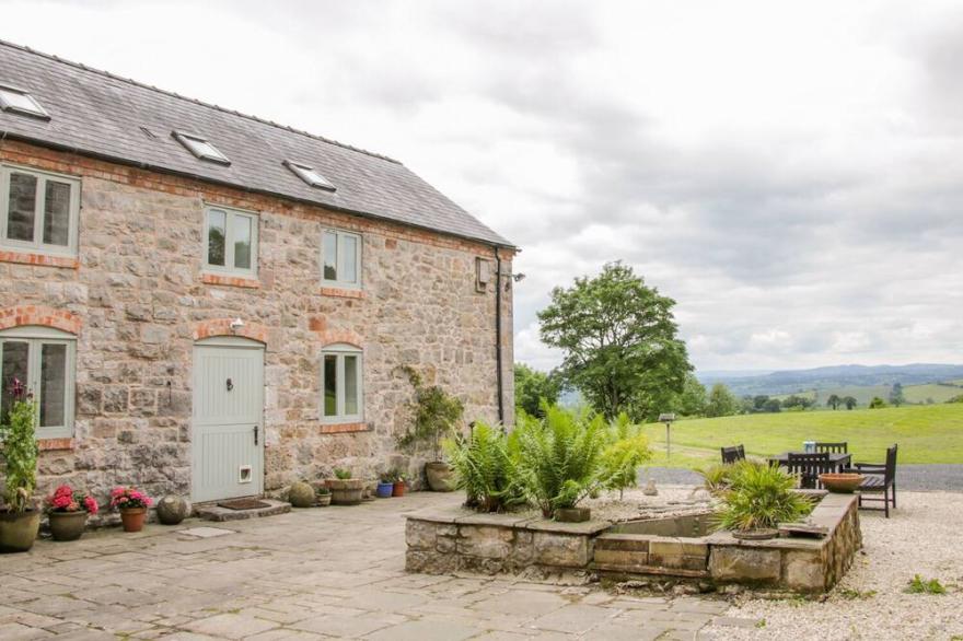 GRAIG GWYN COTTAGE, pet friendly, with open fire in Trefonen