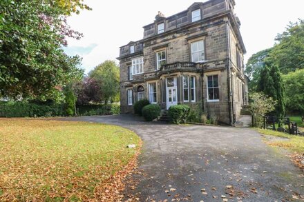 FLAT 1B, romantic, character holiday cottage, with a garden in Buxton