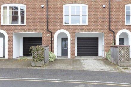 Immaculate Central Windsor Town House