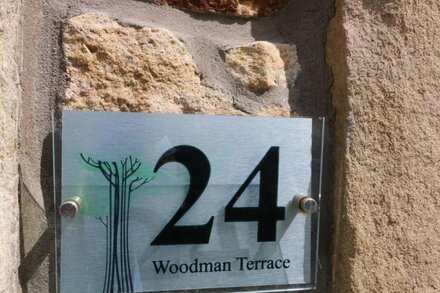 WOODMAN COTTAGE, character holiday cottage, with open fire in Skipton