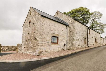 THE HAYBARN, family friendly, character holiday cottage in Hartington