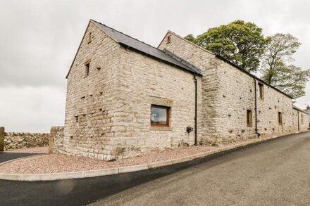 OWLS BARN, family friendly, character holiday cottage in Hartington