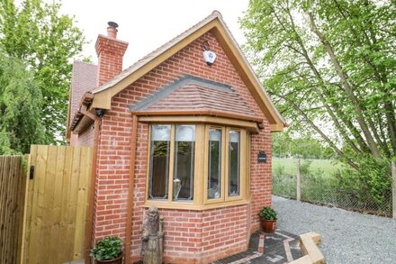 GLOBE COTTAGE, family friendly, with hot tub in Stratford-Upon-Avon