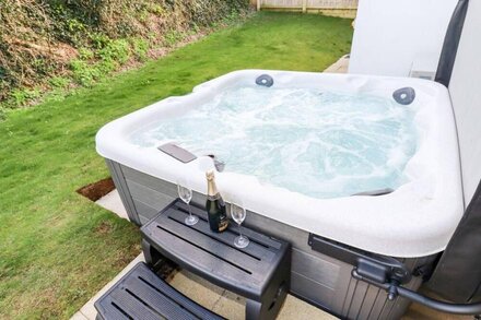 CHI GWYNN, pet friendly, luxury holiday cottage in Crantock