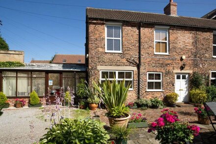 THE GEORGIAN COTTAGE, pet friendly, with a garden in Bedale