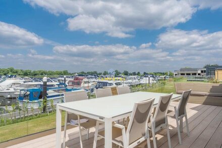 LUXURY LODGE RIVER THAMES ❤ BEAUTIFUL MARINA VIEWS