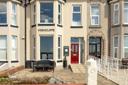 HIGHCLIFFE PEBBLE SUITE - 1 BED APT - BEACH FRONT CLEVELEYS