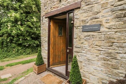 COTTAGE ON THE COMMON, with open fire in Westbury-On-Severn