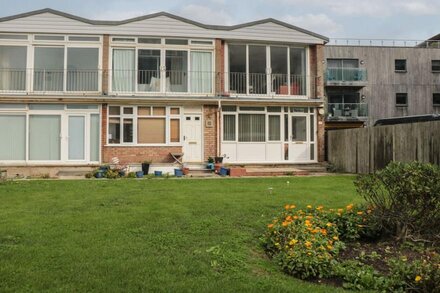 24 HERON COURT, character holiday cottage, with a garden in West Bay