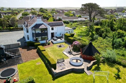 Trefonen House- Beachfront with hot tub & BBQ hut