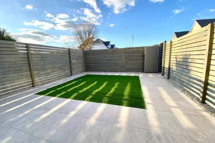 Brand NEW 3 bedroom house - garden & parking +wifi