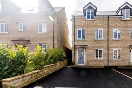 BURBAGE VIEW, family friendly, with a garden in Buxton