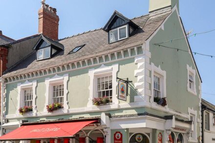 ABOVE DECK, family friendly, character holiday cottage in Beaumaris