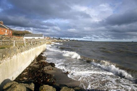 Stay beside the  sea - Coastguard Boathouse - self contained cottage.