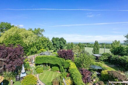 Home in The Vale of Evesham with Hot Tub