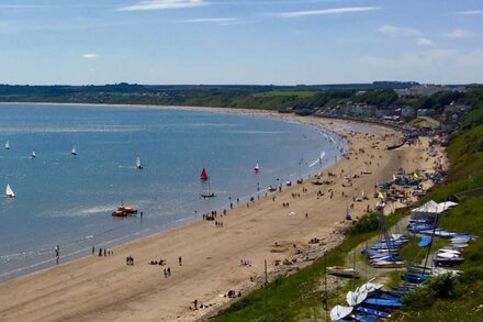 LOVELY PEACEFUL COTTAGE SLEEPS 4 | CLOSE TO FILEY TOWN & BEACH | GARDEN