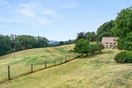 Locks Cottage, Painswick - sleeps 10 guests  in 5 bedrooms