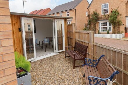 WHITBY HAVEN, pet friendly, character holiday cottage in Whitby