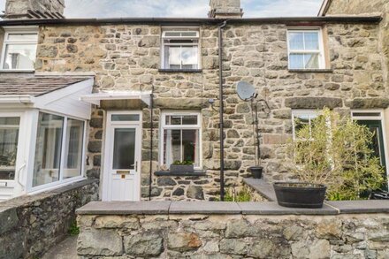 6 SMITHFIELD LANE, pet friendly, country holiday cottage in Dolgellau