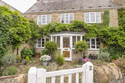 MARKET HOUSE, country holiday cottage, with open fire in Abbotsbury