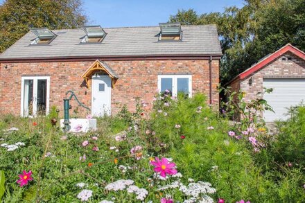 THE STABLES, family friendly, with a garden in Norley