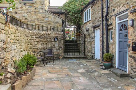 THE LITTLE FLAT, pet friendly, with a garden in Barnard Castle