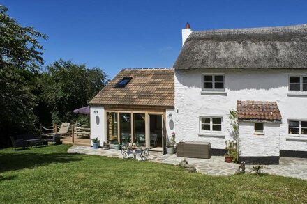 Thatched Coastal Cottage~Family Friendly~Sleeps 8~Large Peaceful Garden