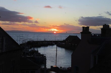 Sunny harbour apartment Pittenweem, close to golf, beaches, sailing