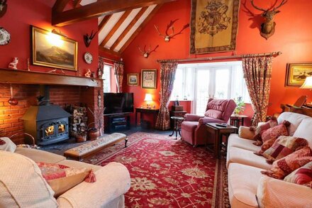 THE WEST WING, pet friendly, character holiday cottage in Bodfari