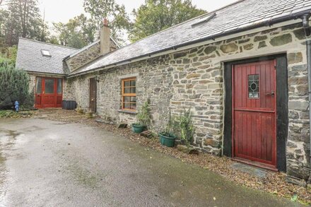 FELIN IAGO, family friendly, character holiday cottage in Llanrhystud