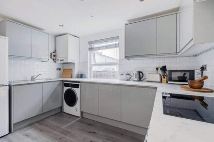 Dainty 2BD Flat in Greater London