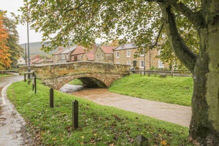 CHUCKLE COTTAGE, pet friendly, character holiday cottage in Swainby