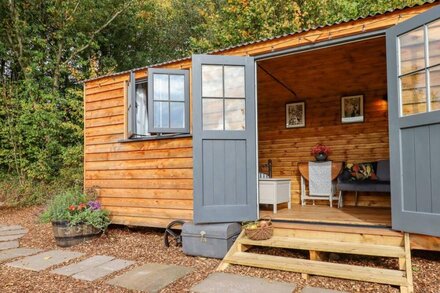 HIDEAWAY CABIN, romantic, with a garden in Thorverton