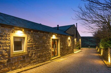 THE OLD SHIPPON, family friendly, luxury holiday cottage in Cowling