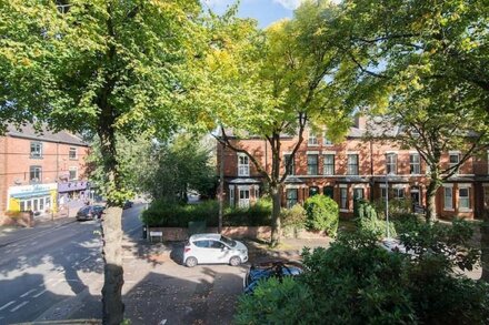 Airy Spacious Flat in the heart of Cosmopolitan West Didsbury