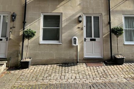 Modern and comfortable Mews House sleeping 4 in leafy part of Bath Centre