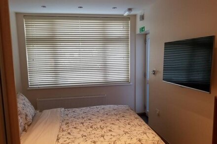 London Luxury 1 bed Flat 1 min Walk to Redbridge Tube Station, Parking, Aircon