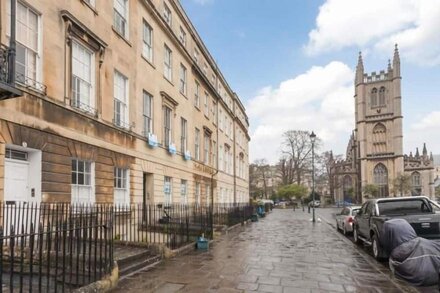 Spacious comfortable Georgian city centre garden flat for 2 in central Bath