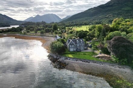 The Gardener’s Cottage, wood fired Hot Tub On The Shore Of Loch Linnhe Glencoe