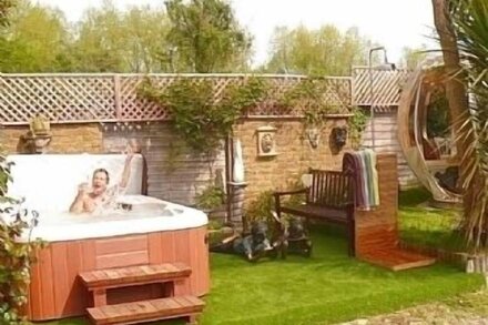 Riverside Bungalow near legoland, Windsor, Hot Tub & Sauna. Pet Friendly.