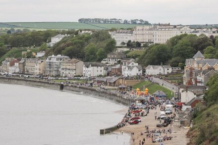 CAUSEWAY COTTAGE, pet friendly, character holiday cottage in Filey