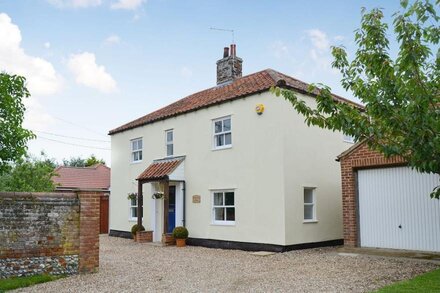 4 bedroom accommodation in Sea Palling, near Stalham