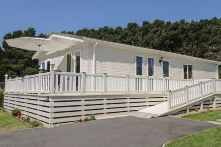 JONSTONE PINES, pet friendly, country holiday cottage in Scarborough